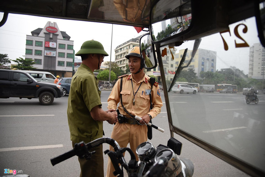 Nhiều xe ba gác cũng vi phạm khi di chuyển tại đường cao tốc trên cao. Với các chủ phương tiện này, Đội CSGT chủ yếu nhắc nhở và tuyên truyền về luật giao thông để người điều khiển không tái phạm. Tai xe xe may bo chay khi bi CSGT tuyt coi o duong cao toc tren cao hinh anh 8