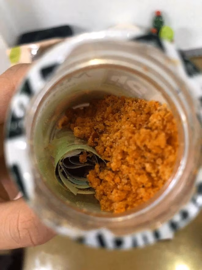 Nhiều cư dân mạng phát hiện hạt gạo dính trên cuộn tiền trong lọ muối ớt