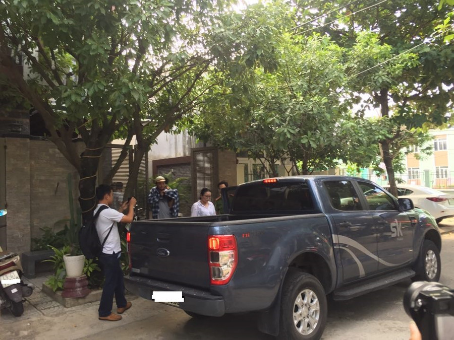 Nhiều người tập trung, tố bà Hằng vay nợ số tiền cả trăm tỷ Nhiều người tập trung, tố bà Hằng vay nợ số tiền cả trăm tỷ