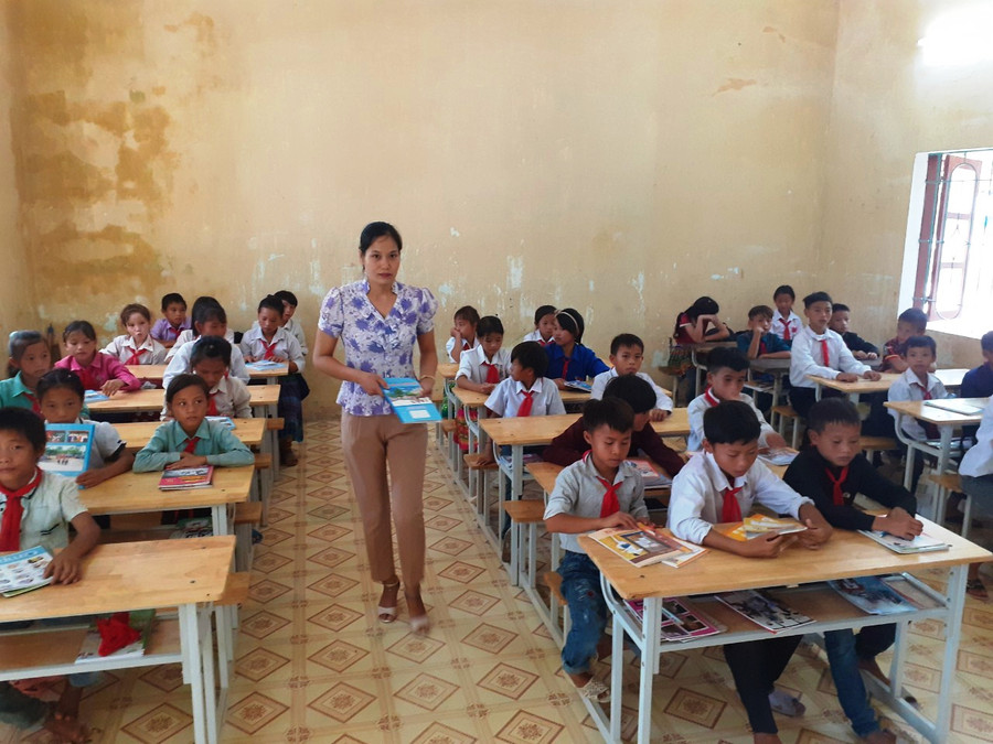 Cô và trò Trường PTDT bán trú THCS Mường Lý trong giờ lên lớp Cô và trò Trường PTDT bán trú THCS Mường Lý trong giờ lên lớp