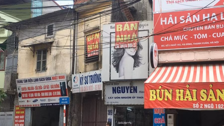 Căn nhà ngay ngã ba Hạ Đình cách điểm cháy 20m chào bán giá 13,7 tỷ đồng.
