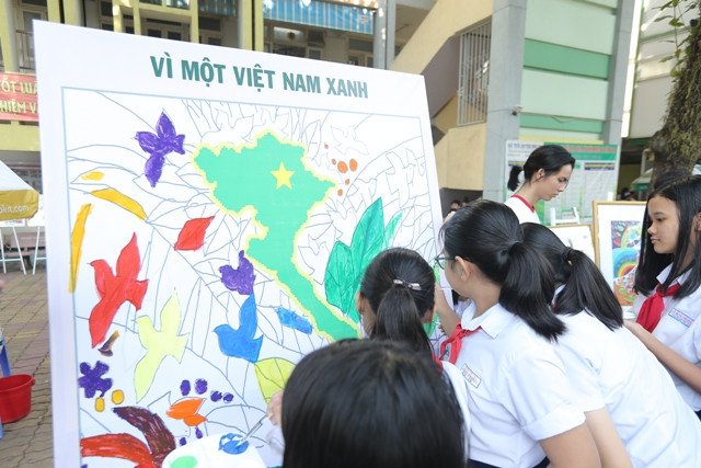 Học sinh thỏa sức sáng tạo ngay tại sân trường.