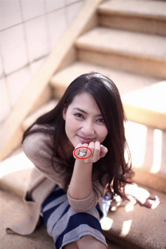 Ngọc Lan liên tục đăng trạng thái buồn hậu ly hôn Thanh Bình nhưng gây chú ý nhất vẫn là hình ảnh trên tay còn đeo nhẫn ở ngón áp út - Ảnh 3. Ngọc Lan liên tục đăng trạng thái buồn hậu ly hôn Thanh Bình nhưng gây chú ý nhất vẫn là hình ảnh trên tay còn đeo nhẫn ở ngón áp út - Ảnh 3.