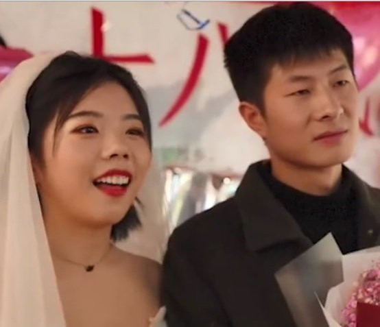 Cô gái cầu hôn bạn trai bằng... BMW và sổ đỏ căn nhà ảnh 2 Cặp đôi đã ở bên nhau được 1 năm.