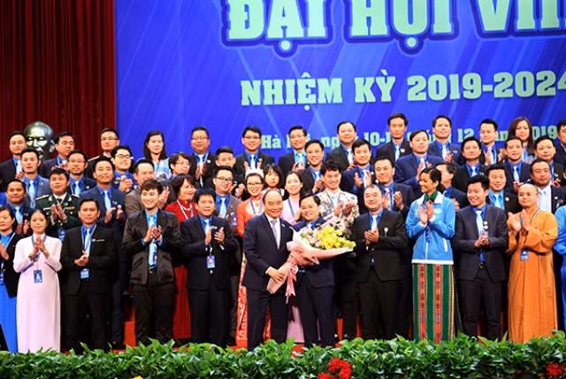 Thủ tướng Chính phủ Nguyễn Xuân Phúc tặng hoa chúc mừng 137 anh, chị tham gia Ủy ban Trung ương Hội LHTN Việt Nam khóa VIII. 