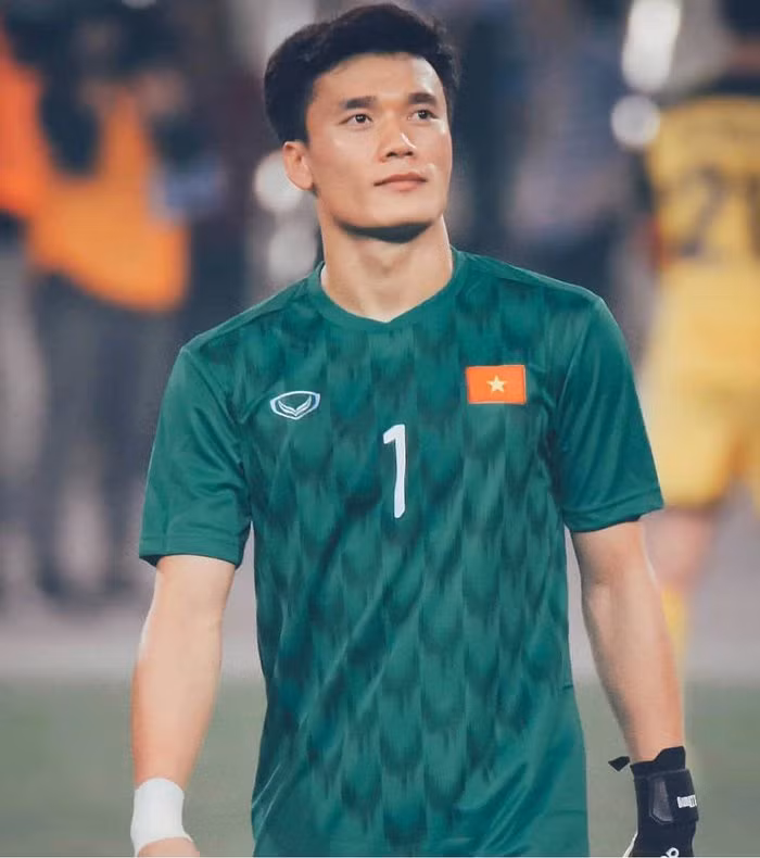 Ảnh thời "ngố tàu" dàn cầu thủ Việt Nam: Ai cũng dậy thì thành công nhưng ấn tượng nhất là Hà Đức Chinh ảnh 13 Tiến Dũng khiến nhiều người khâm phục với hành trình vượt lên hoàn cảnh khó khăn để theo đuổi đam mê.