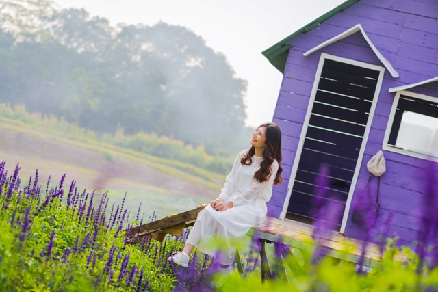 Bạn trẻ đến chekin tại vườn hoa.