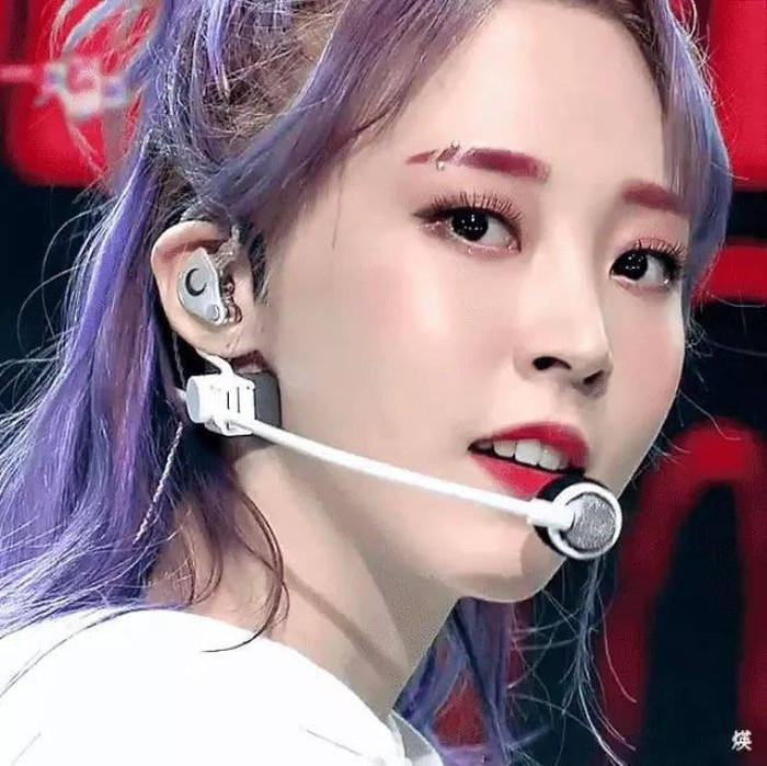 Nữ ca sĩ Hàn nổi tiếng trên mạng nhờ có cặp lông mày khác lạ ảnh 2