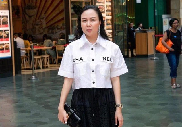 Phượng Chanel thường bị dân tình săm soi chuyện phong cách thời trang. 