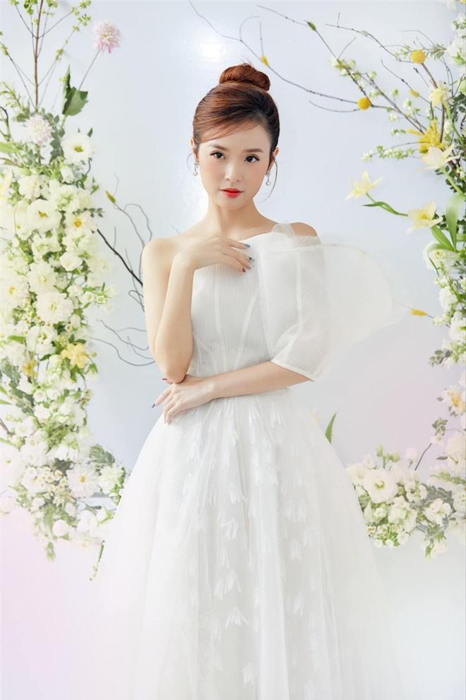 Midu từng bị cấm nghe điện thoại của bạn trai, nhịn ăn sáng mỗi ngày để dành tiền học vẽ ảnh 5 Midu từng bị cấm nghe điện thoại của bạn trai, nhịn ăn sáng mỗi ngày để dành tiền học vẽ ảnh 5