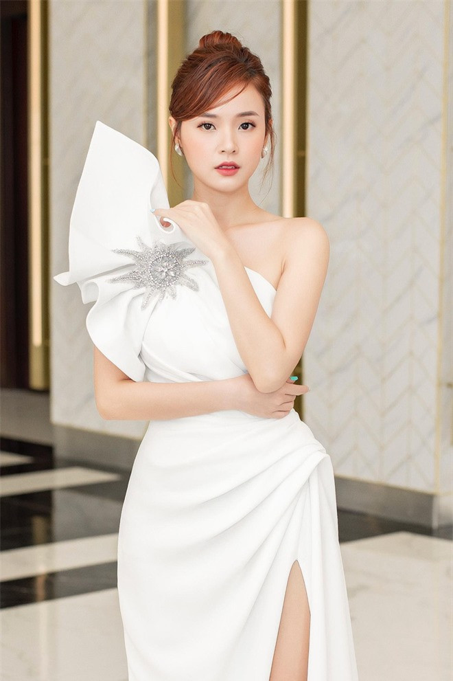 Midu từng bị cấm nghe điện thoại của bạn trai, nhịn ăn sáng mỗi ngày để dành tiền học vẽ ảnh 3 Midu từng bị cấm nghe điện thoại của bạn trai, nhịn ăn sáng mỗi ngày để dành tiền học vẽ ảnh 3