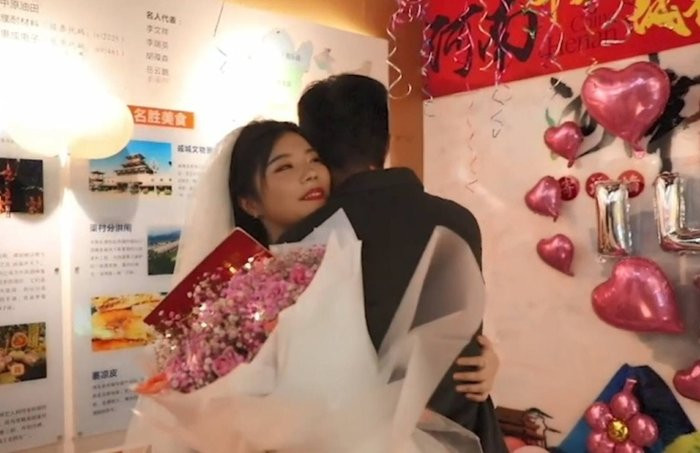 Cô gái cầu hôn bạn trai bằng... BMW và sổ đỏ căn nhà ảnh 1 Cô gái tin rằng không nhất thiết đàn ông luôn phải cầu hôn.