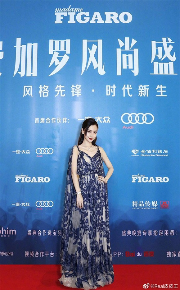 Giữa lùm xùm tự photoshop ảnh lố bịch, Angelababy bị chê lười biếng chỉ bởi một hành động - Ảnh 6. Giữa lùm xùm tự photoshop ảnh lố bịch, Angelababy bị chê lười biếng chỉ bởi một hành động - Ảnh 6.