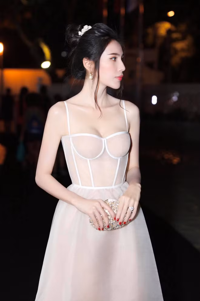 Còn đây là hình ảnh được Thủy Tiên đăng tải, có thể thấy vẻ mảnh mai, gầy hơn bình thường đã được chỉnh sửa kỹ càng. 