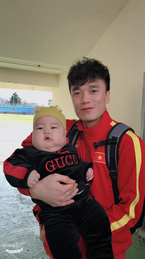 Em bé bụ bẫm được các cầu thủ U23 Việt Nam tranh nhau bế ở sân tập là ai? ảnh 4 Thầy trò HLV Park Hang-seo chụp ảnh cùng cậu bé có gương mặt