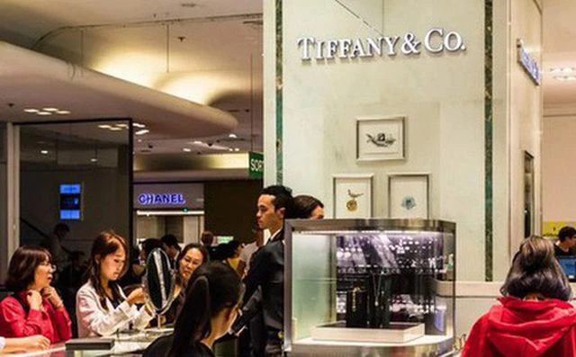 Một cửa hàng trang sức cao cấp tại trung tâm thương mại Pháp Galeries Lafayette. thu hút nhiều du học sinh Trung Quốc (Ảnh: Shutterstock).