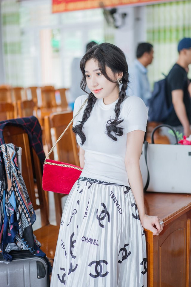 Hiện tại, cô đang tập luyện vũ đạo, học thanh nhạc… để lấn sân ca hát.