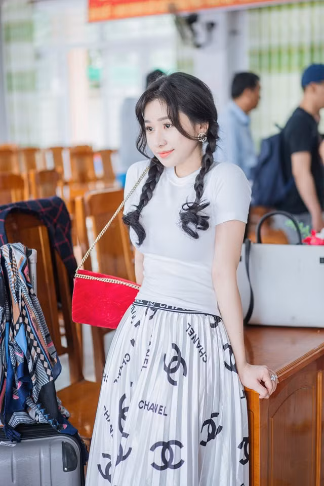 Hiện tại, cô đang tập luyện vũ đạo, học thanh nhạc… để lấn sân ca hát.