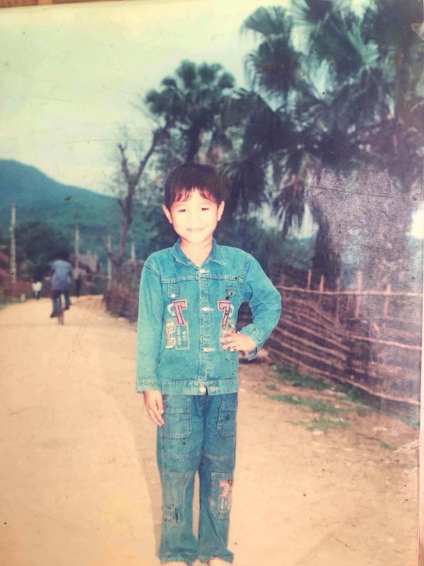 Khoe ảnh ngày bé trên trang cá nhân, Hà Đức Chinh được dân mạng nhận xét có nét “mặn mòi” từ bé.