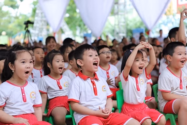 Hầu hết nhiều phụ huynh đều ủng hộ đăng ký tham dự chương trình sữa học đường. Ảnh minh họa.