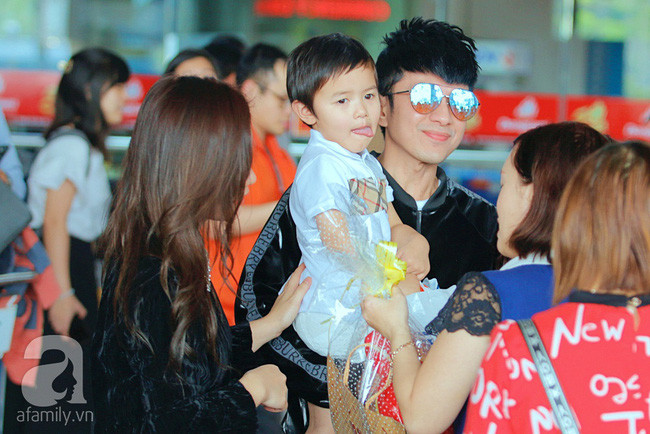 Ở nước ngoài lâu năm, lần hiếm hoi bà xã đại gia và con trai cùng Đan Trường xuất hiện tại Việt Nam nhưng bất ngờ nhất là phản ứng của cậu bé - Ảnh 5. Ở nước ngoài lâu năm, lần hiếm hoi bà xã đại gia và con trai cùng Đan Trường xuất hiện tại Việt Nam nhưng bất ngờ nhất là phản ứng của cậu bé - Ảnh 5.