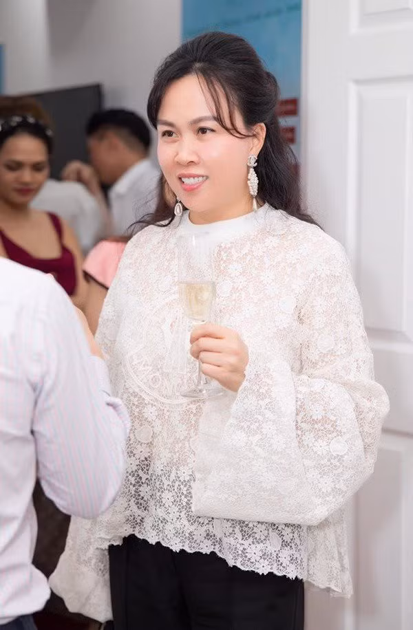 quen soi phong cach kem sang, nhieu nguoi quen mat danh loi khen cho uu diem nay o phuong chanel - 3