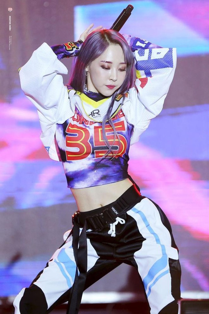 Nữ ca sĩ Hàn nổi tiếng trên mạng nhờ có cặp lông mày khác lạ ảnh 1