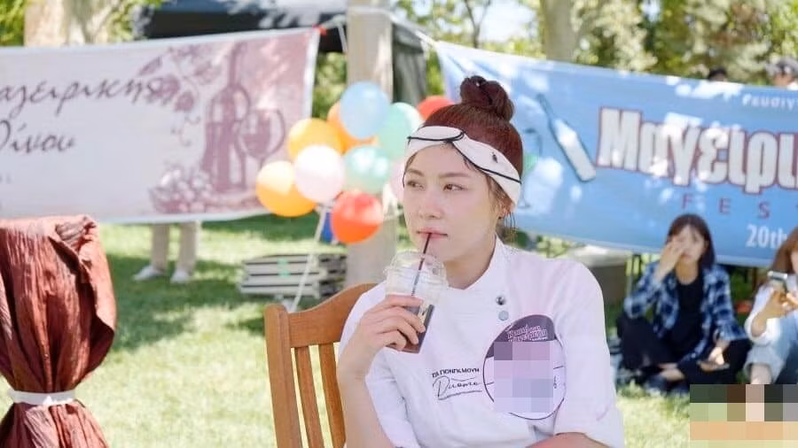 Hồ Ngọc Hà - Thanh Hằng lại gây sốt với bức ảnh đọ sắc bằng camera thường.