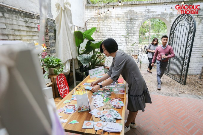 Khách mời thích thú với những sáng tạo thiết kế lì xì hạt giống của các em học sinh. Khách mời thích thú với những sáng tạo thiết kế lì xì hạt giống của các em học sinh.