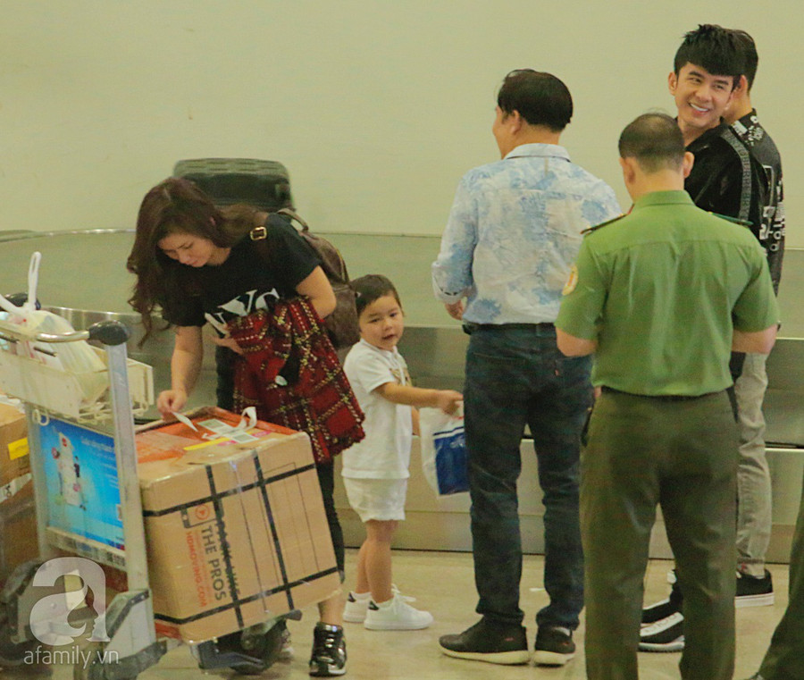 Lần hiếm hoi Đan Trường cùng vợ đại gia và con trai xuất hiện tại Việt Nam ảnh 6 Lần hiếm hoi Đan Trường cùng vợ đại gia và con trai xuất hiện tại Việt Nam ảnh 6