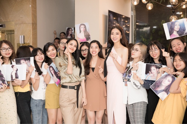 Đông đảo Fan hâm mộ đón tiếp Hoa hậu Thế giới. Đông đảo Fan hâm mộ đón tiếp Hoa hậu Thế giới.