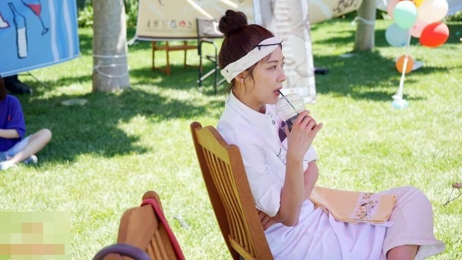 Mê mẩn khoảnh khắc chụp lén quá đỗi xinh đẹp của "Hoàng hậu Ki" Ha Ji Won ảnh 4 Mê mẩn khoảnh khắc chụp lén quá đỗi xinh đẹp của "Hoàng hậu Ki" Ha Ji Won ảnh 4