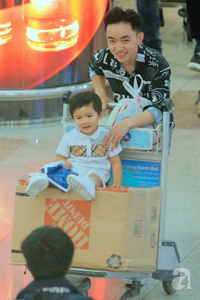 Ở nước ngoài lâu năm, lần hiếm hoi bà xã đại gia và con trai cùng Đan Trường xuất hiện tại Việt Nam nhưng bất ngờ nhất là phản ứng của cậu bé - Ảnh 3. Ở nước ngoài lâu năm, lần hiếm hoi bà xã đại gia và con trai cùng Đan Trường xuất hiện tại Việt Nam nhưng bất ngờ nhất là phản ứng của cậu bé - Ảnh 3.