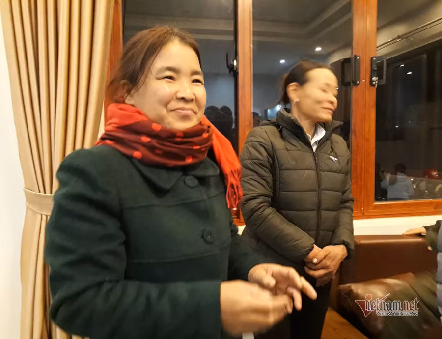 Mẹ Hà Đức Chinh vui mừng trước chiến thắng của đội tuyển Việt Nam.