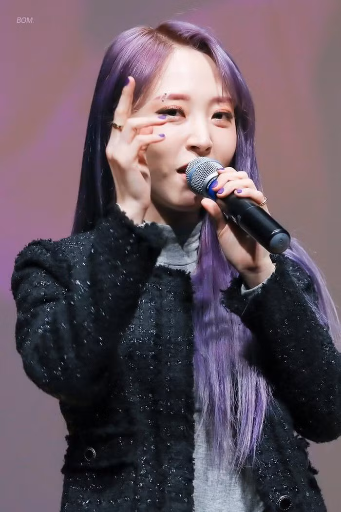 Nữ ca sĩ Hàn nổi tiếng trên mạng nhờ có cặp lông mày khác lạ ảnh 4