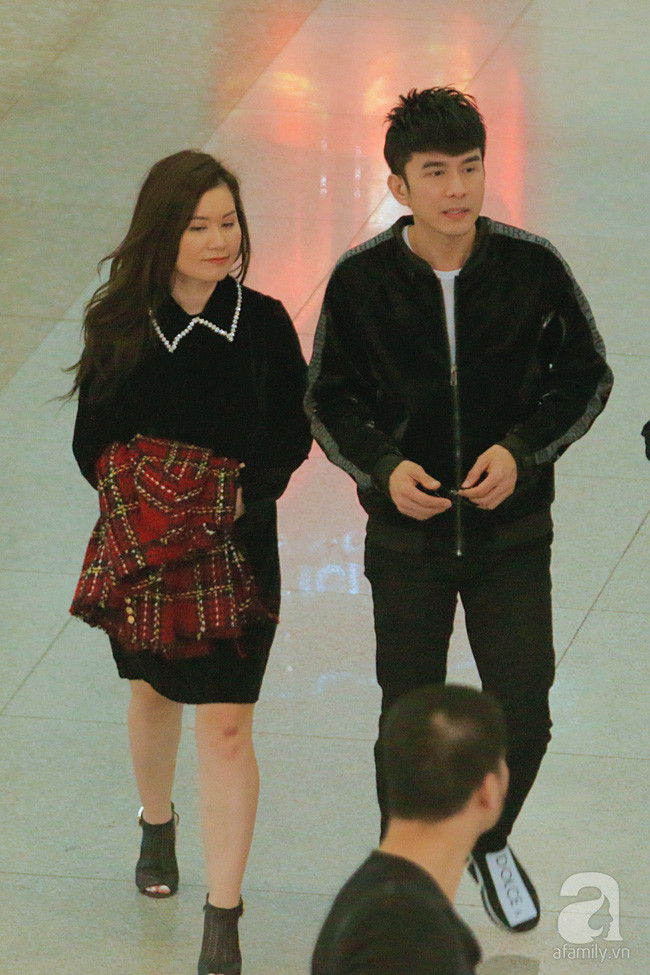 Ở nước ngoài lâu năm, lần hiếm hoi bà xã đại gia và con trai cùng Đan Trường xuất hiện tại Việt Nam nhưng bất ngờ nhất là phản ứng của cậu bé - Ảnh 2. Ở nước ngoài lâu năm, lần hiếm hoi bà xã đại gia và con trai cùng Đan Trường xuất hiện tại Việt Nam nhưng bất ngờ nhất là phản ứng của cậu bé - Ảnh 2.