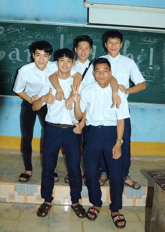 Đôi bạn này không chỉ sát cánh trên sân bóng mà còn học chung từ lớp 1.