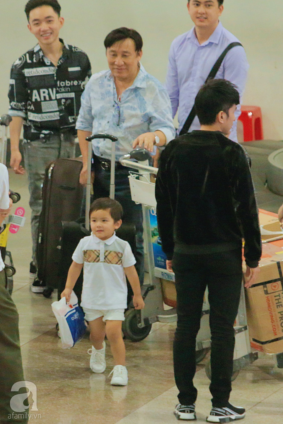 Lần hiếm hoi Đan Trường cùng vợ đại gia và con trai xuất hiện tại Việt Nam ảnh 4 Lần hiếm hoi Đan Trường cùng vợ đại gia và con trai xuất hiện tại Việt Nam ảnh 4