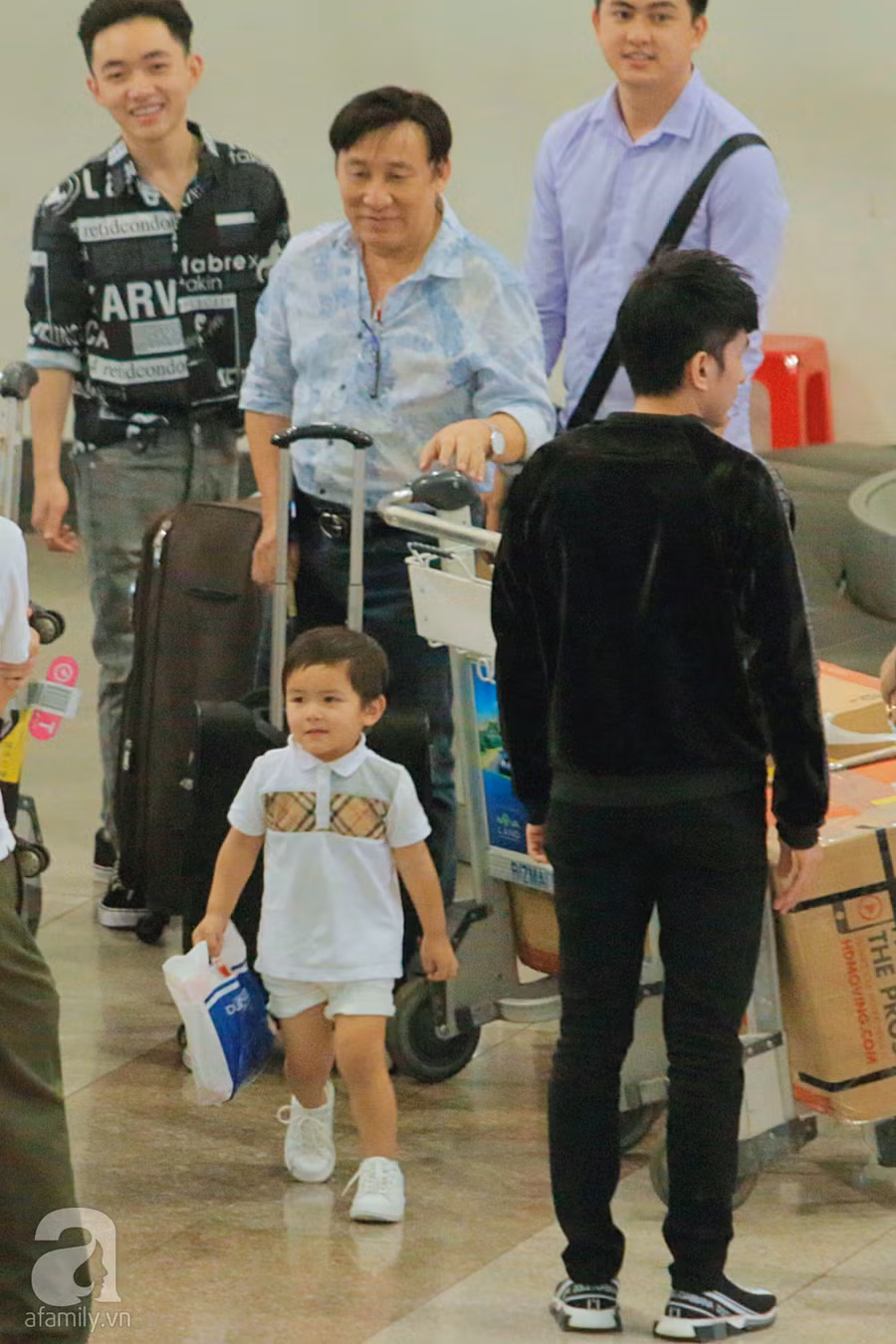 Lần hiếm hoi Đan Trường cùng vợ đại gia và con trai xuất hiện tại Việt Nam ảnh 4