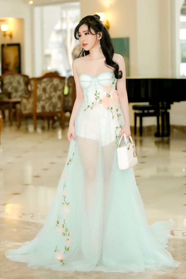 Trước đó, trong một chuyến&nbsp;từ thiện&nbsp;về miền Tây, Ivy cũng trở thành tâm điểm “bóc phốt” của nhiều cư dân mạng vì tố “làm màu” khi diện đồ hiệu đi&nbsp;làm từ thiện.