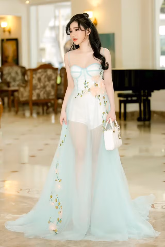 Trước đó, trong một chuyến&nbsp;từ thiện&nbsp;về miền Tây, Ivy cũng trở thành tâm điểm “bóc phốt” của nhiều cư dân mạng vì tố “làm màu” khi diện đồ hiệu đi&nbsp;làm từ thiện.