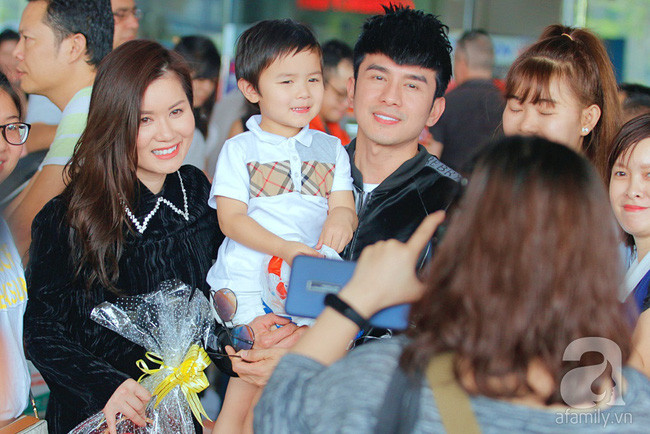 Ở nước ngoài lâu năm, lần hiếm hoi bà xã đại gia và con trai cùng Đan Trường xuất hiện tại Việt Nam nhưng bất ngờ nhất là phản ứng của cậu bé - Ảnh 6. Ở nước ngoài lâu năm, lần hiếm hoi bà xã đại gia và con trai cùng Đan Trường xuất hiện tại Việt Nam nhưng bất ngờ nhất là phản ứng của cậu bé - Ảnh 6.