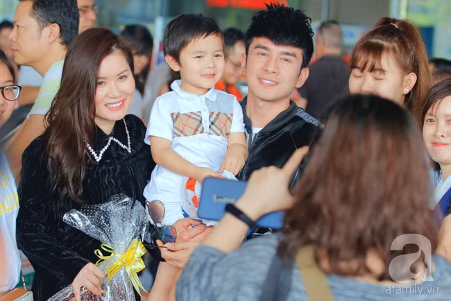 Ở nước ngoài lâu năm, lần hiếm hoi bà xã đại gia và con trai cùng Đan Trường xuất hiện tại Việt Nam nhưng bất ngờ nhất là phản ứng của cậu bé - Ảnh 6.