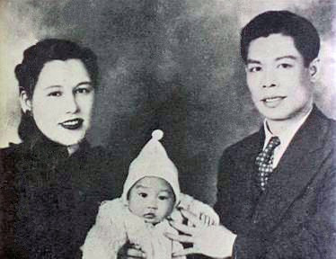 Lý Tiểu Long bên cha mẹ năm 1940. 