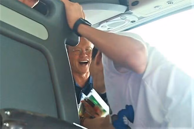 Van Hau buon ruoi ruoi tien dong doi ve nuoc truoc khi dap may bay thang sang Ha Lan hinh anh 3