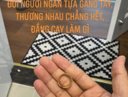 Nam diễn viên Thanh Bình bất ngờ đăng bức ảnh chiếc nhẫn vàng đặt ngay ngắn trên tay cùng dòng trạng thái ẩn ý.