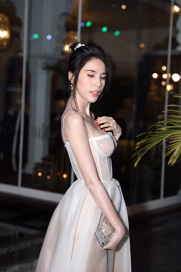 Thủy Tiên để lộ thân hình mảnh mai, gầy hơn mức bình thường trong loạt ảnh chưa qua chỉnh sửa. 