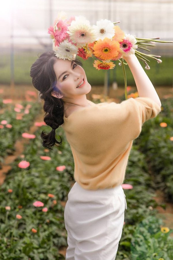 Lý Nhã Kỳ “thả thính” bằng loạt ảnh xinh đẹp như công chúa ảnh 4 roi-xa-showbiz-ly-nha-ky-ngay-cang-tre-trung-xinh-dep-khong-khac-gi-thieu-nu-80896315_1017993708535451_2692961936454189056_o-1576592880-221-width600height900