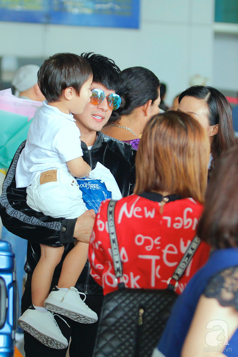 Lần hiếm hoi Đan Trường cùng vợ đại gia và con trai xuất hiện tại Việt Nam ảnh 3 Lần hiếm hoi Đan Trường cùng vợ đại gia và con trai xuất hiện tại Việt Nam ảnh 3