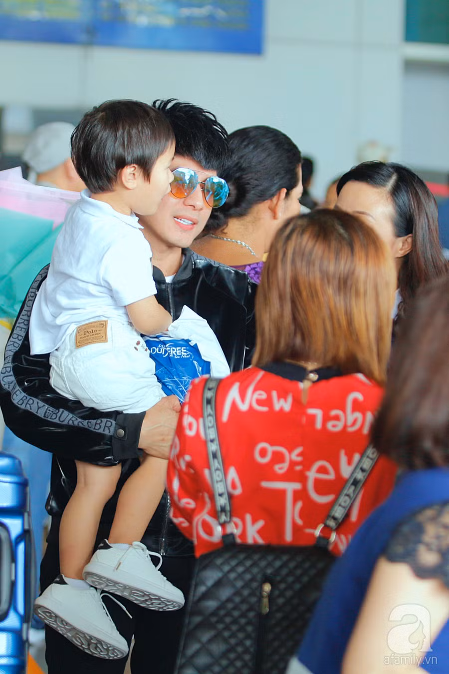 Lần hiếm hoi Đan Trường cùng vợ đại gia và con trai xuất hiện tại Việt Nam ảnh 3